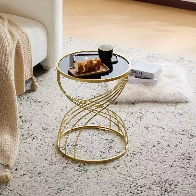 Table d'appoint sablier moderne et élégante avec plateau en verre noir et base en métal doré