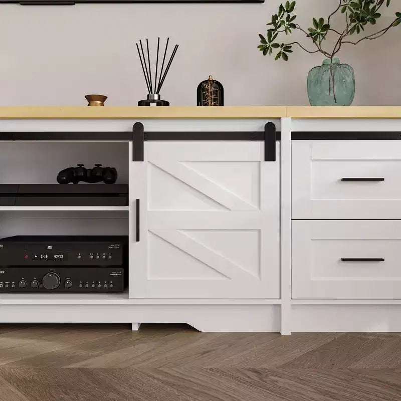 Meuble TV de style ferme moderne Famapy avec portes coulissantes à motifs croisés et grand espace de rangement - Idéal pour l'organisation et la décoration du salon