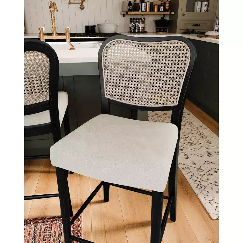 Tabouret de comptoir Maven Lane Vera avec revêtement en tissu, hauteur d'assise de 66 cm
