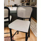 Tabouret de comptoir Maven Lane Vera avec revêtement en tissu, hauteur d'assise de 66 cm