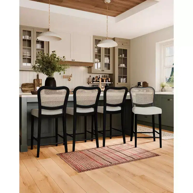 Tabouret de comptoir Maven Lane Vera avec revêtement en tissu, hauteur d'assise de 66 cm