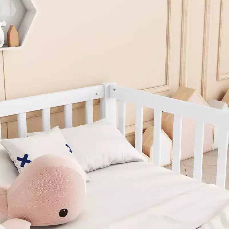 Cadre de lit double Okak avec barrières de sécurité, sans porte, lit au sol moderne pour chambre de tout-petits/enfants