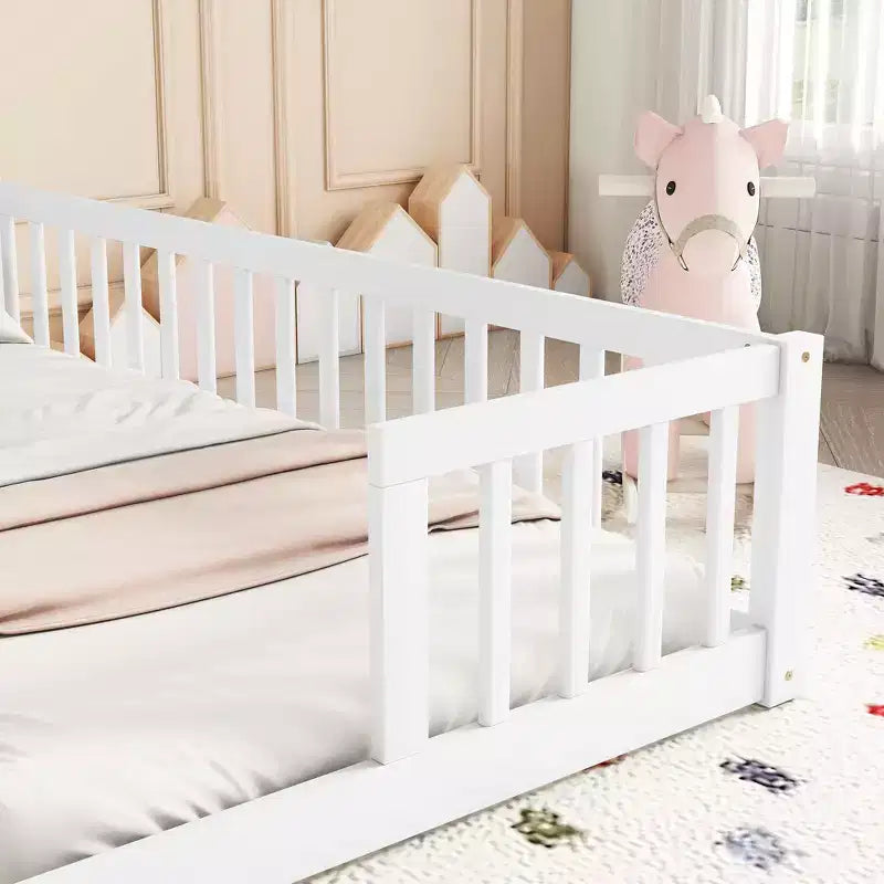 Cadre de lit double Okak avec barrières de sécurité, sans porte, lit au sol moderne pour chambre de tout-petits/enfants