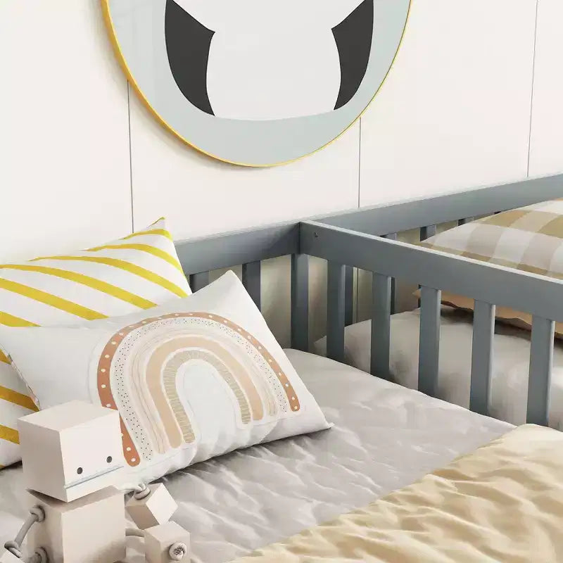 Cadre de lit double Okak avec barrières de sécurité, sans porte, lit au sol moderne pour chambre de tout-petits/enfants