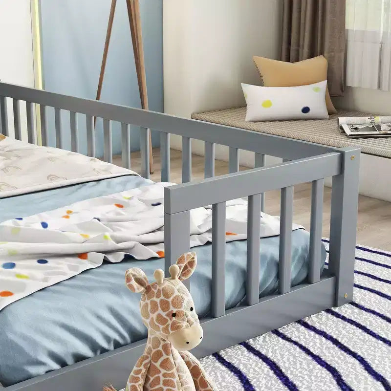 Cadre de lit double Okak avec barrières de sécurité, sans porte, lit au sol moderne pour chambre de tout-petits/enfants