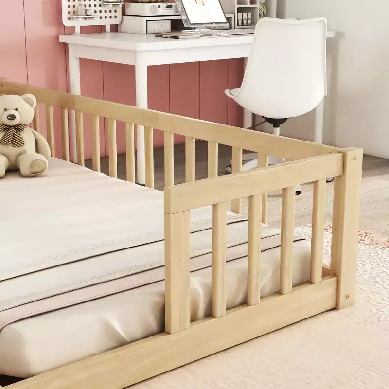 Cadre de lit double Okak avec barrières de sécurité, sans porte, lit au sol moderne pour chambre de tout-petits/enfants