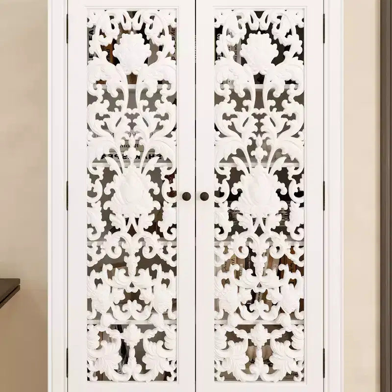 Bibliothèque blanche Famapy à l'esthétique classique : portes sculptées en relief et rangements polyvalents