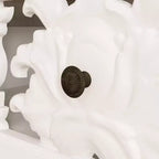 Bibliothèque blanche Famapy à l'esthétique classique : portes sculptées en relief et rangements polyvalents