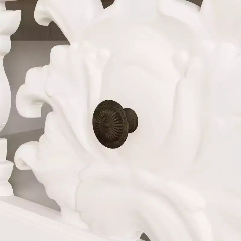 Bibliothèque blanche Famapy à l'esthétique classique : portes sculptées en relief et rangements polyvalents