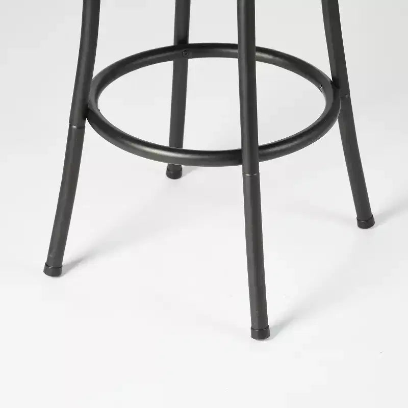 Ensemble de deux chaises de bar pivotantes HomeRoots à dossier bas, hauteur réglable, en similicuir marron et fer noir