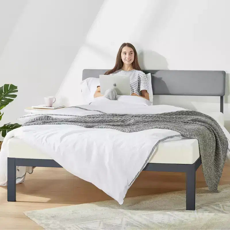 Lit plateforme Mellow KERA en métal et bois avec tête de lit inclinée