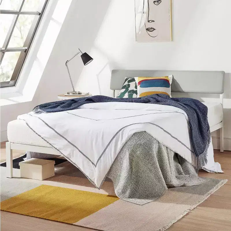 Lit plateforme Mellow KERA en métal et bois avec tête de lit inclinée