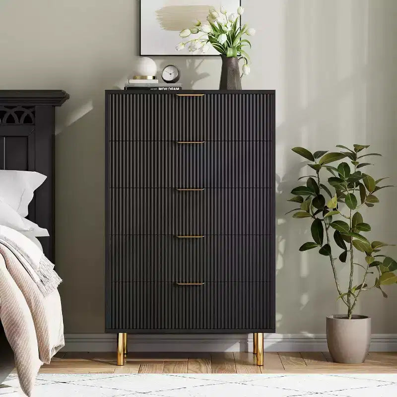 Commode 5 tiroirs Zstar pour chambre à coucher, avec poignées en métal doré
