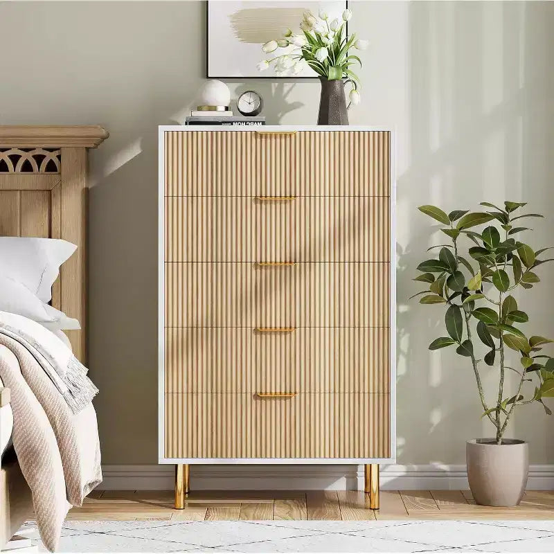 Commode 5 tiroirs Zstar pour chambre à coucher, avec poignées en métal doré
