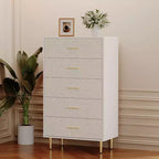Commode blanche à 5 tiroirs, chiffonnier haut et étroit, commode étroite en bois avec poignées et pieds en métal doré, meuble de rangement moderne avec tiroirs.