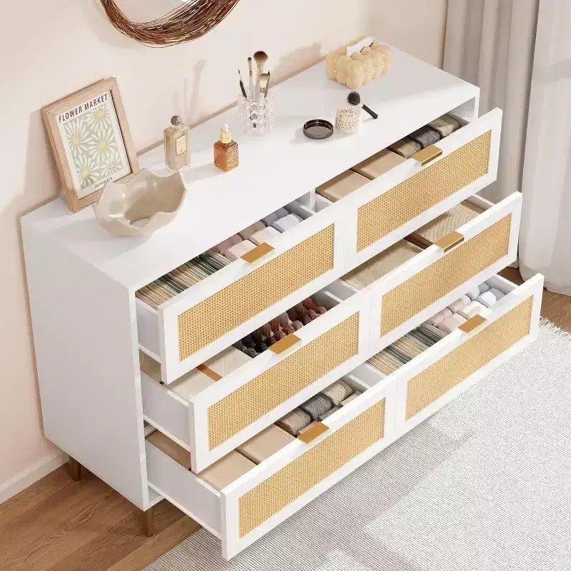 Commode GustoWave à six tiroirs en rotin naturel pour chambre à coucher, avec pieds et poignées dorés