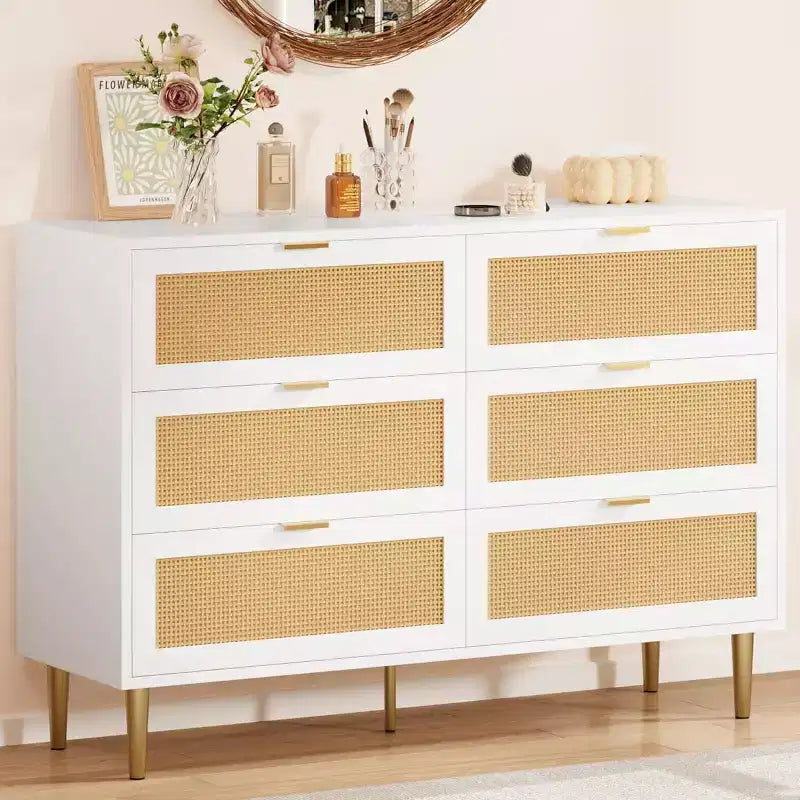 Commode GustoWave à six tiroirs en rotin naturel pour chambre à coucher, avec pieds et poignées dorés
