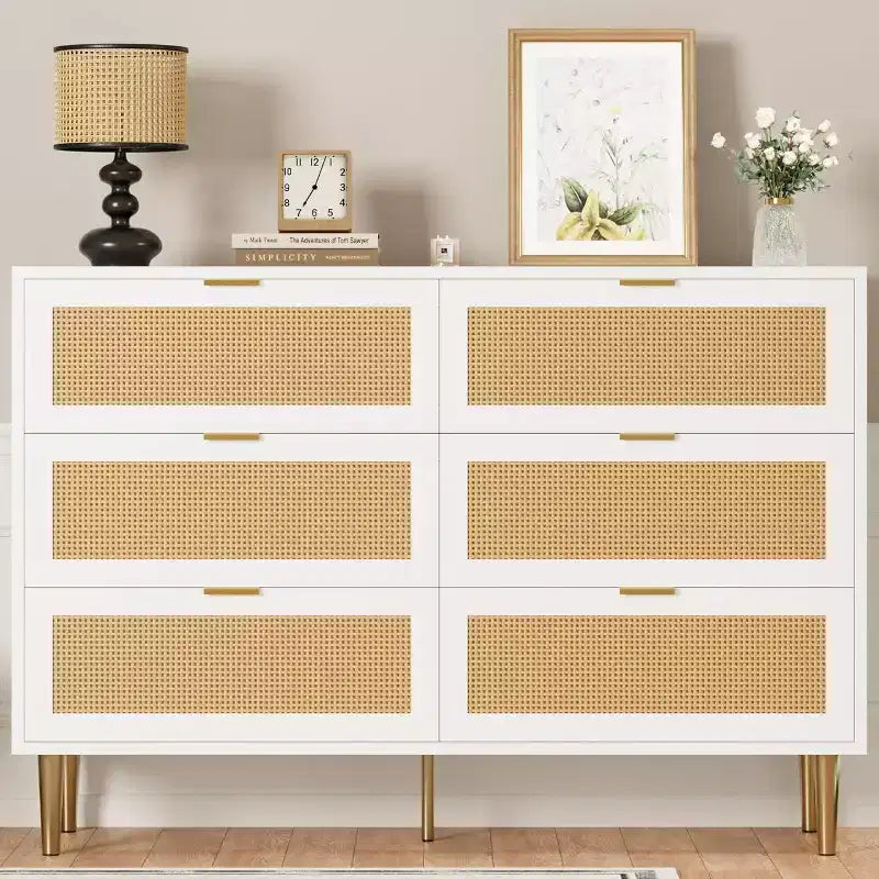 Commode GustoWave à six tiroirs en rotin naturel pour chambre à coucher, avec pieds et poignées dorés