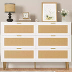 Commode GustoWave à six tiroirs en rotin naturel pour chambre à coucher, avec pieds et poignées dorés