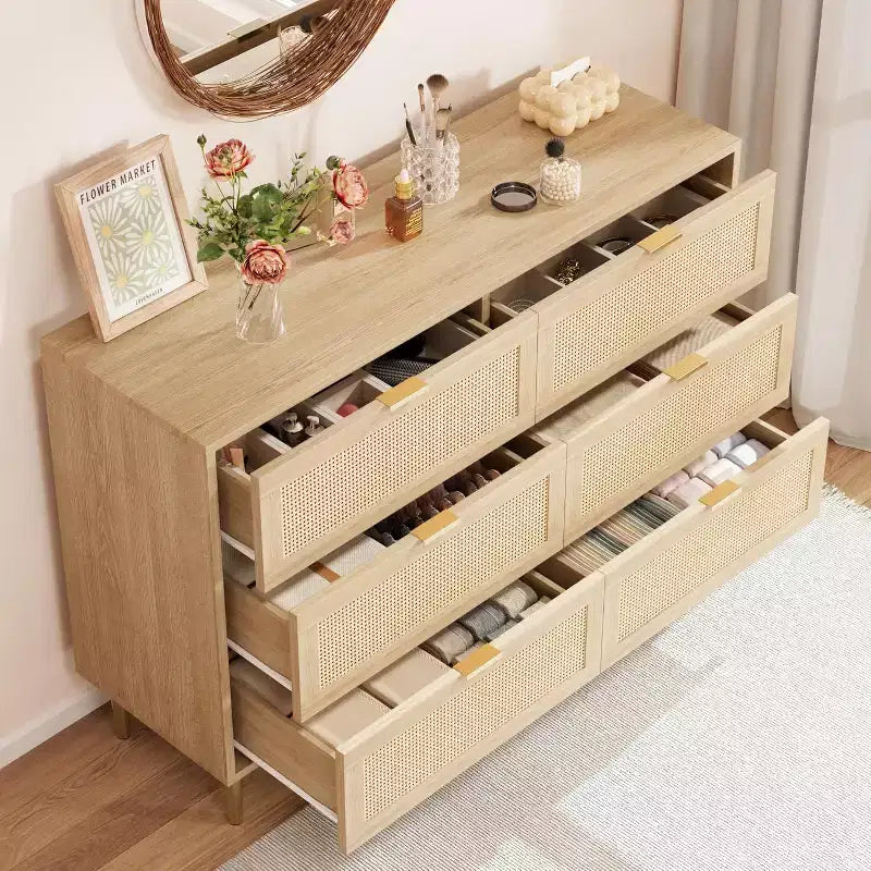 Commode GustoWave à six tiroirs en rotin naturel pour chambre à coucher, avec pieds et poignées dorés