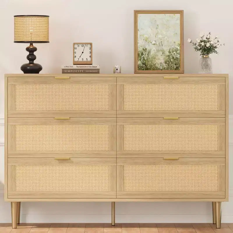 Commode GustoWave à six tiroirs en rotin naturel pour chambre à coucher, avec pieds et poignées dorés