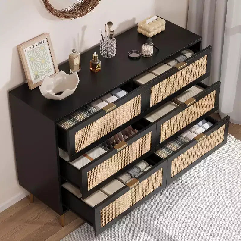 Commode GustoWave à six tiroirs en rotin naturel pour chambre à coucher, avec pieds et poignées dorés