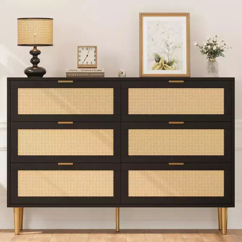 Commode GustoWave à six tiroirs en rotin naturel pour chambre à coucher, avec pieds et poignées dorés