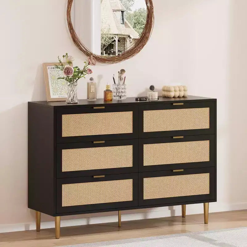 Commode GustoWave à six tiroirs en rotin naturel pour chambre à coucher, avec pieds et poignées dorés