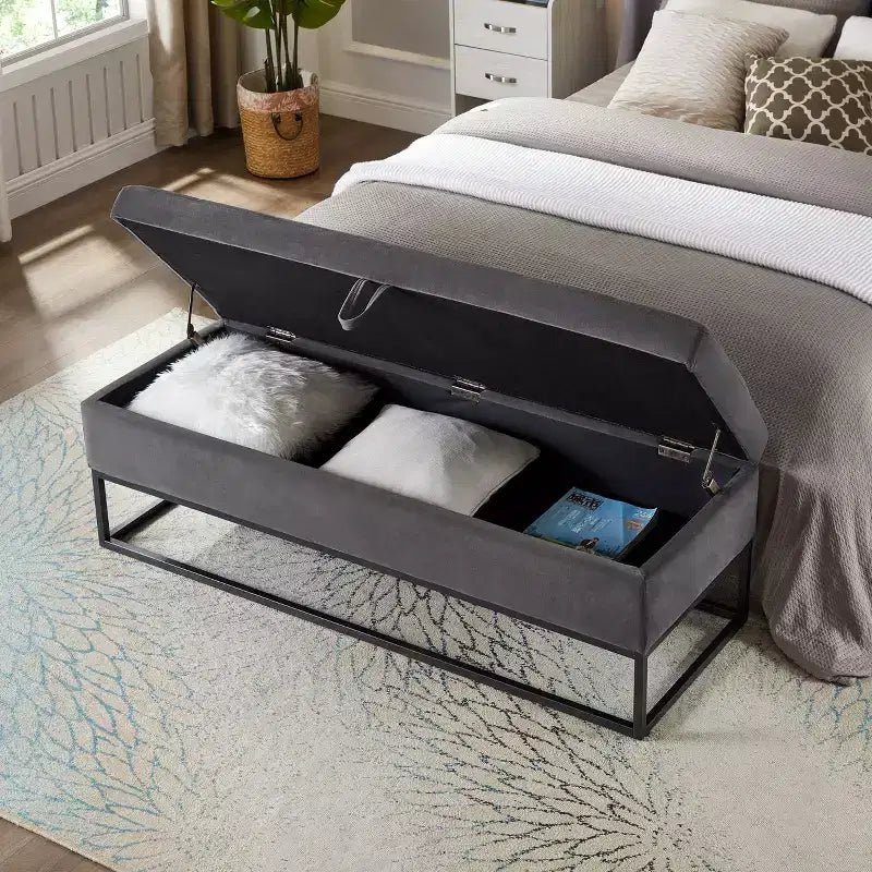 Banc ottoman de rangement en velours Okak 58.6 avec base en métal, capitonné et repose-pieds, banc de lit pour entrée et chambre à coucher.