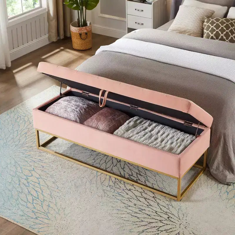 Banc ottoman de rangement en velours Okak 58.6 avec base en métal, capitonné et repose-pieds, banc de lit pour entrée et chambre à coucher.