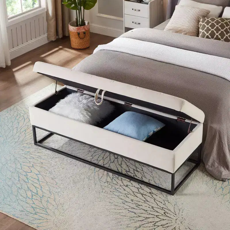 Banc ottoman de rangement en velours Okak 58.6 avec base en métal, capitonné et repose-pieds, banc de lit pour entrée et chambre à coucher.