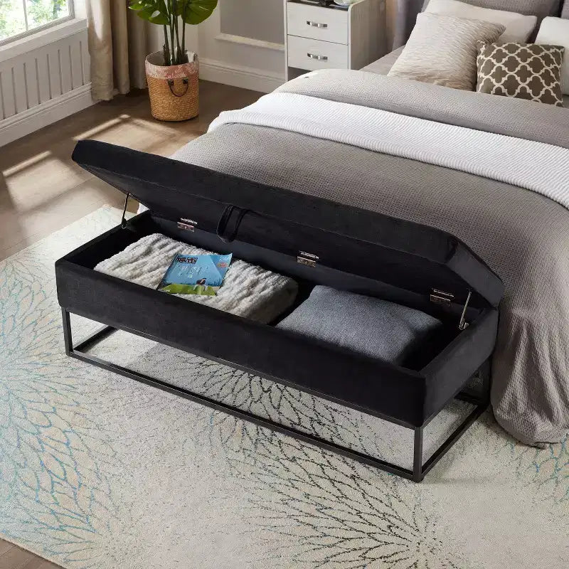 Banc ottoman de rangement en velours Okak 58.6 avec base en métal, capitonné et repose-pieds, banc de lit pour entrée et chambre à coucher.