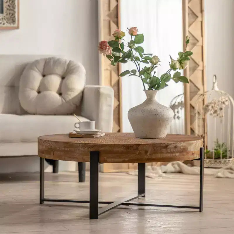 Table basse ronde Okak avec plateau en bois et pieds métalliques croisés noirs/dorés Style rétro pour salon