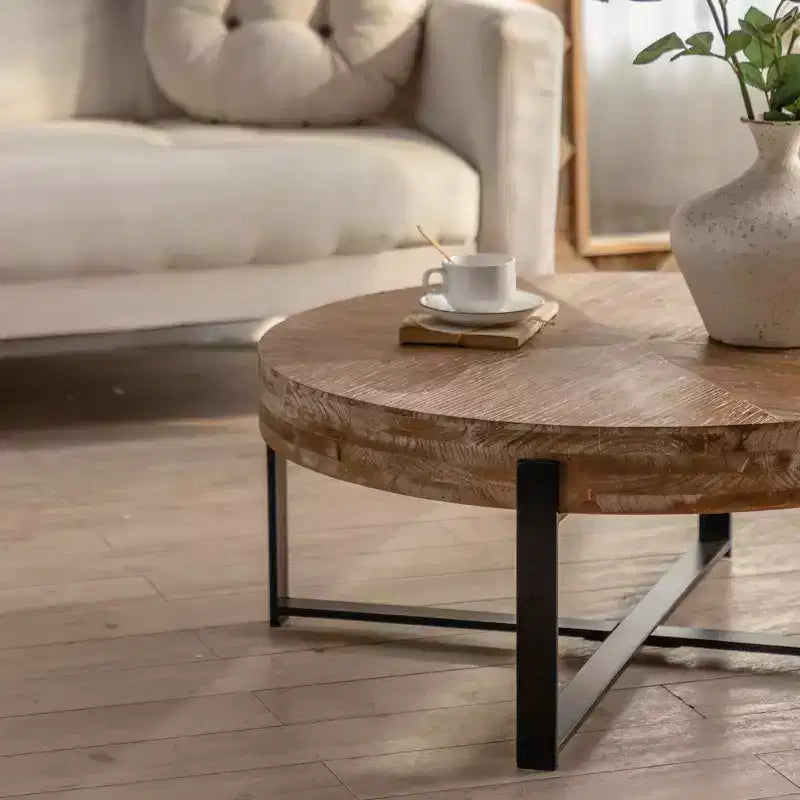 Table basse ronde Okak avec plateau en bois et pieds métalliques croisés noirs/dorés Style rétro pour salon
