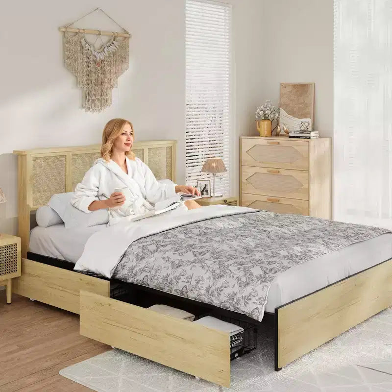 Lit avec tête de lit en rotin naturel, taille Queen, 4 tiroirs de rangement, lattes en bois, support en cannage de style bohème, base en métal