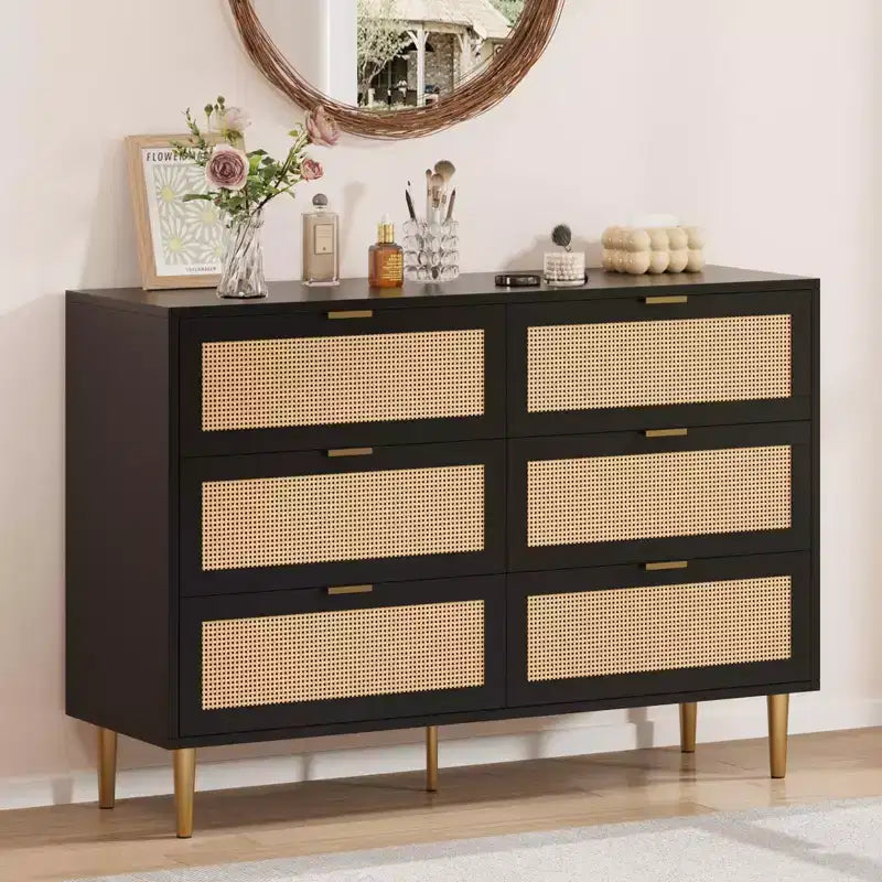 Commode 6 tiroirs en rotin naturel avec pieds et poignées dorés, grand meuble de rangement pour chambre ou salon, dispositif anti-basculement et grande surface supérieure