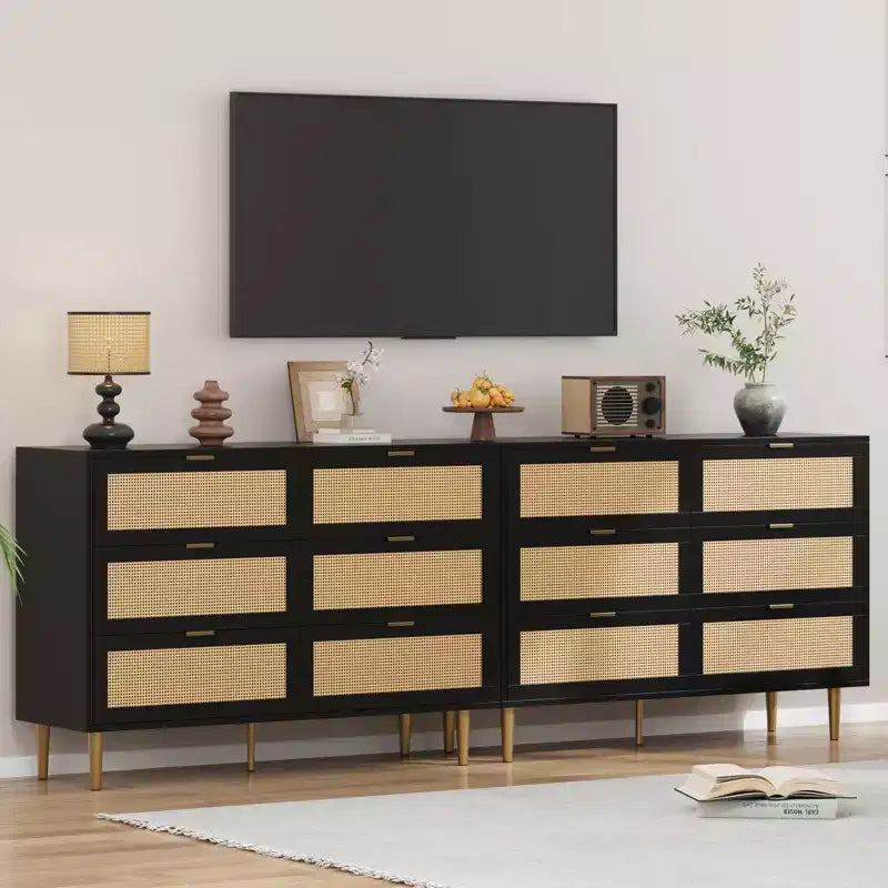 Commode 6 tiroirs en rotin naturel avec pieds et poignées dorés, grand meuble de rangement pour chambre ou salon, dispositif anti-basculement et grande surface supérieure
