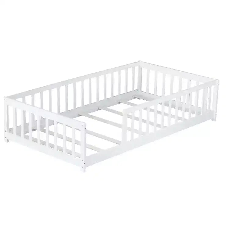 Lit double MAYEERTY au sol avec clôture sans porte, Garde-corps en bois d'hévéa blanc