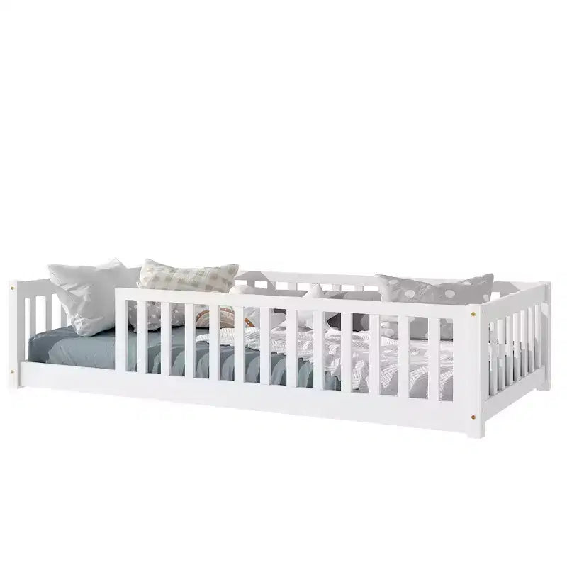 Lit double MAYEERTY au sol avec clôture sans porte, Garde-corps en bois d'hévéa blanc