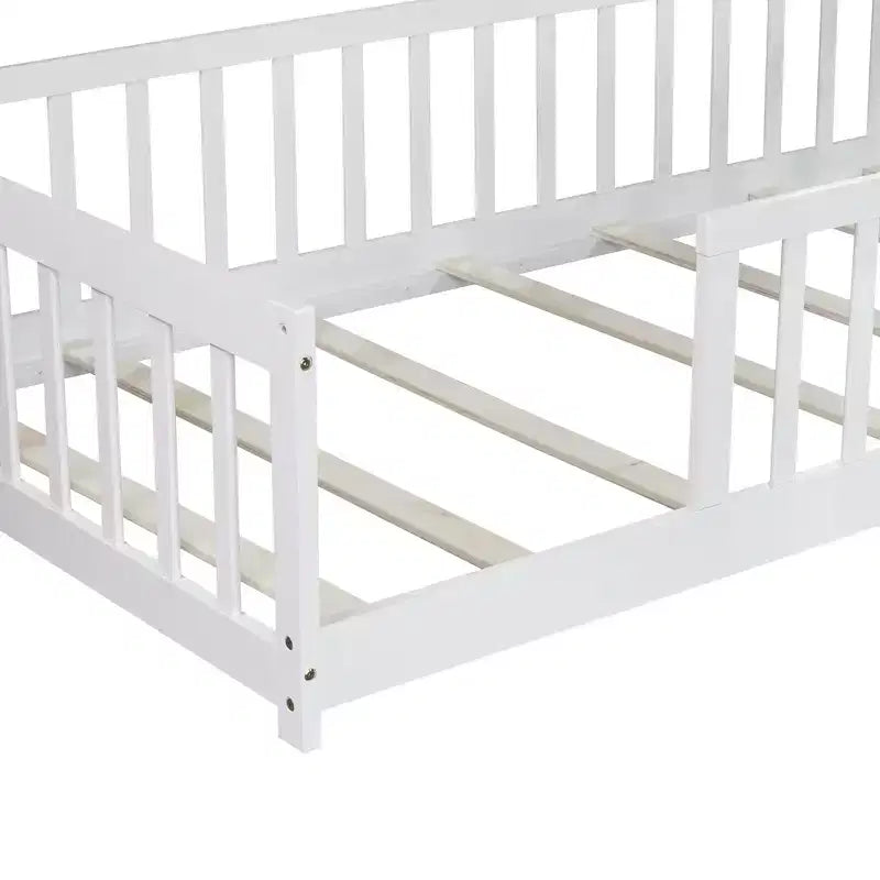 Lit double MAYEERTY au sol avec clôture sans porte, Garde-corps en bois d'hévéa blanc
