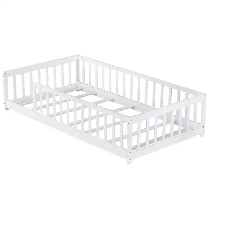 Lit double MAYEERTY au sol avec clôture sans porte, Garde-corps en bois d'hévéa blanc