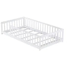 Lit double MAYEERTY au sol avec clôture sans porte, Garde-corps en bois d'hévéa blanc