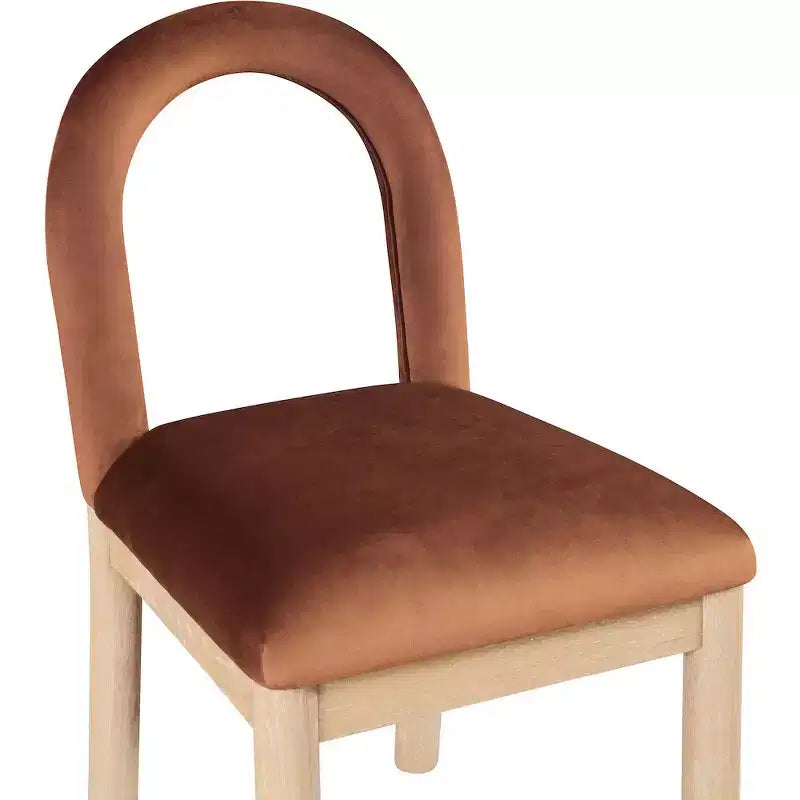 Meridian Furniture, Chaise de salle à manger en velours Conrad