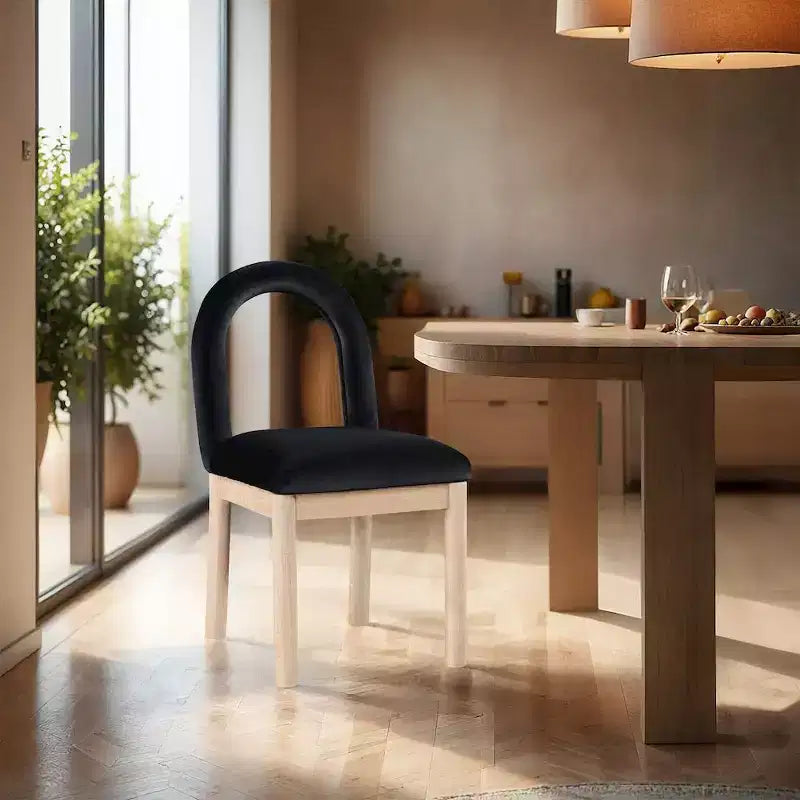 Meridian Furniture, Chaise de salle à manger en velours Conrad