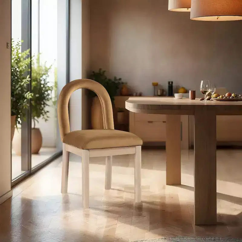 Meridian Furniture, Chaise de salle à manger en velours Conrad
