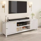 Meuble TV cannelé GustoWave pour 80 pouces, meuble de divertissement moderne avec rangement, meuble console média en bois avec porte et poignée cannelées