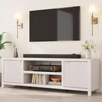 Meuble TV cannelé GustoWave pour 80 pouces, meuble de divertissement moderne avec rangement, meuble console média en bois avec porte et poignée cannelées
