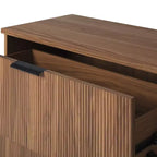 Commode 3 tiroirs en bois massif Okak, design Mid-Century, finition peinte, grand espace de rangement avec glissières en bois, idéale pour les intérieurs modernes