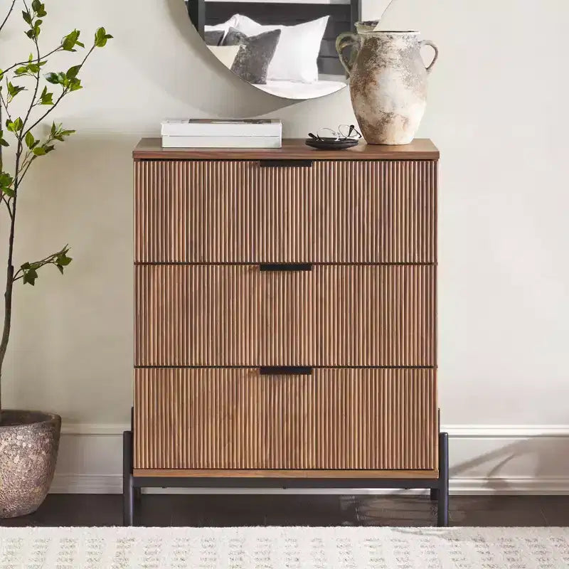 Commode 3 tiroirs en bois massif Okak, design Mid-Century, finition peinte, grand espace de rangement avec glissières en bois, idéale pour les intérieurs modernes