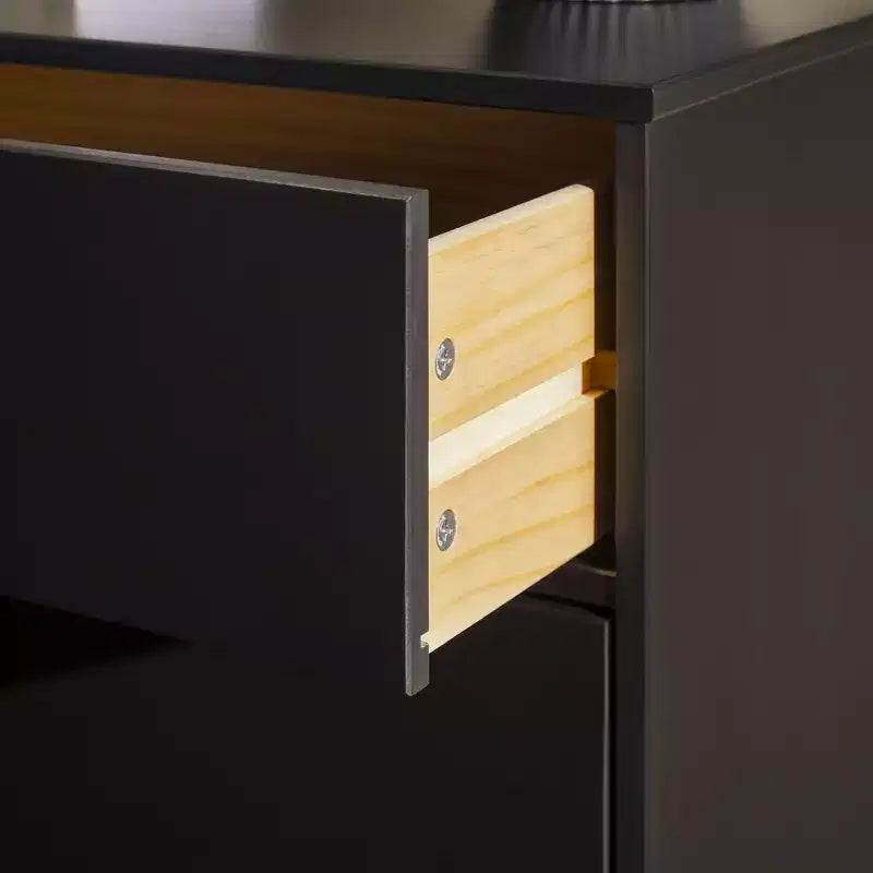 Commode 3 tiroirs en bois massif Okak, design Mid-Century, finition peinte, grand espace de rangement avec glissières en bois, idéale pour les intérieurs modernes
